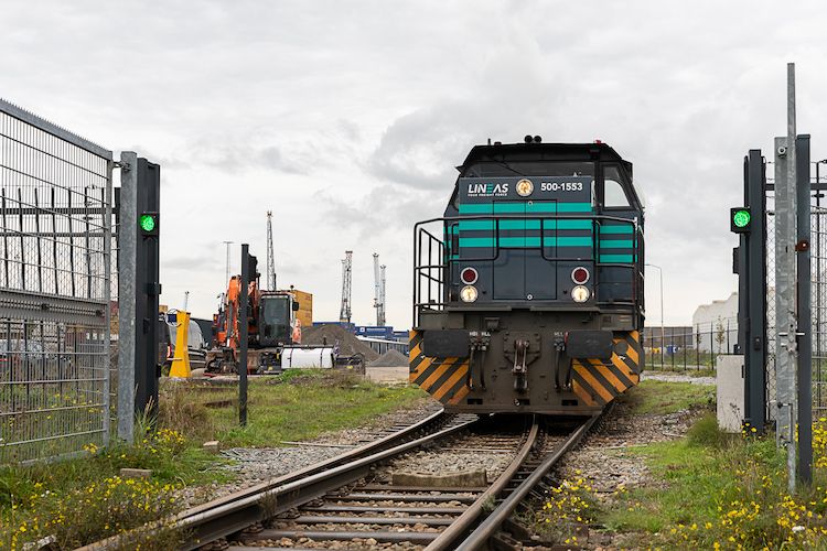 Der umgebaute Eisenbahnterminal im niederländischen Hafen Moerdijk ist in Betrieb