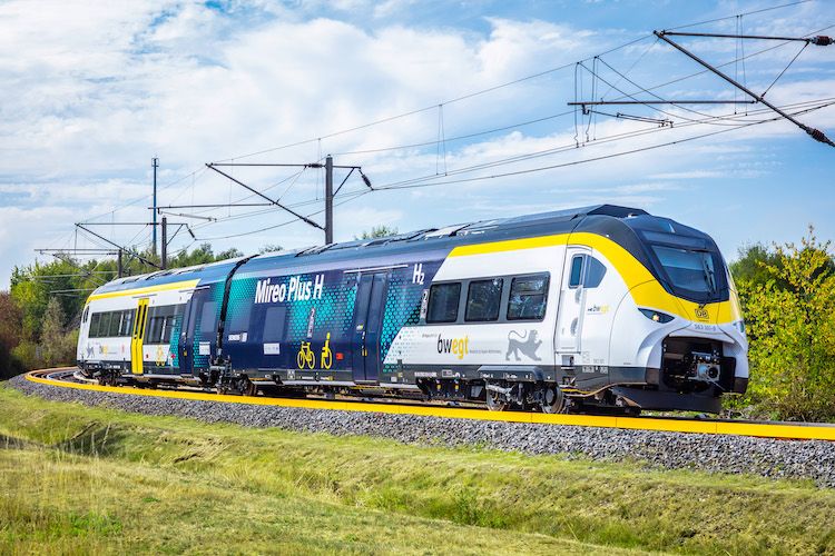 Milník v projektu H2goesRail: Siemens a Deutsche Bahn otestovaly premiérovou jízdu vodíkového vlaku
