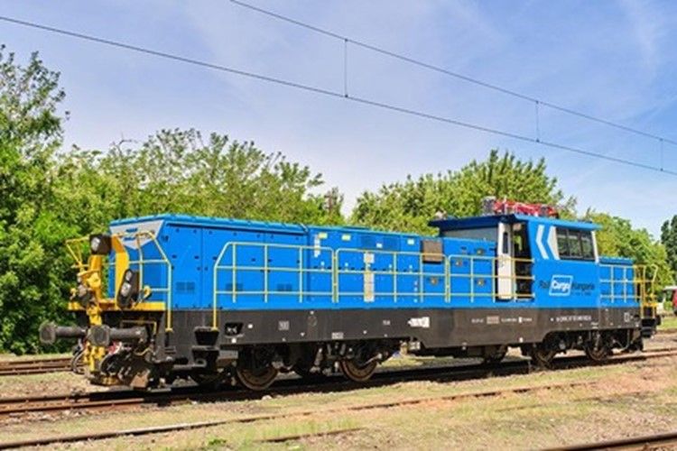 Die erste für Rail Cargo Hungaria (RCH) entwickelte E-Hybrid-Rangierlokomotive ist in Ungarn eingetroffen