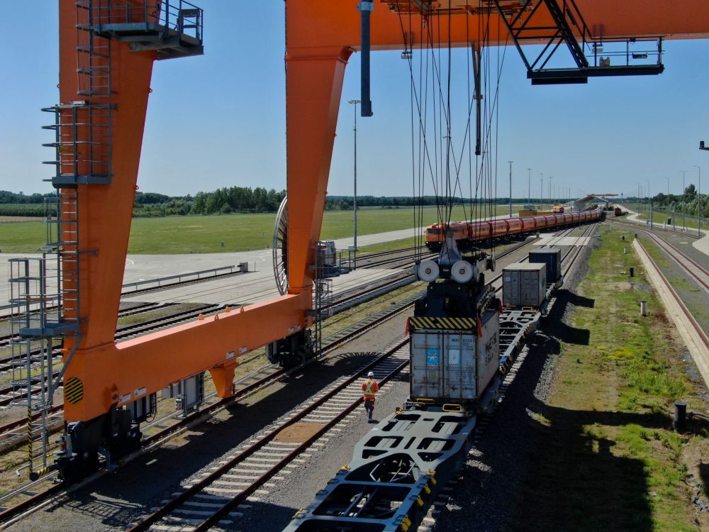 Барлық тесіктердегі хардкор порно