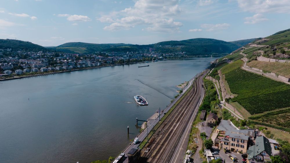 Retaining Wall Guard Railing DB InfraGO starts right Rhein corridor renewal | Neueste ...