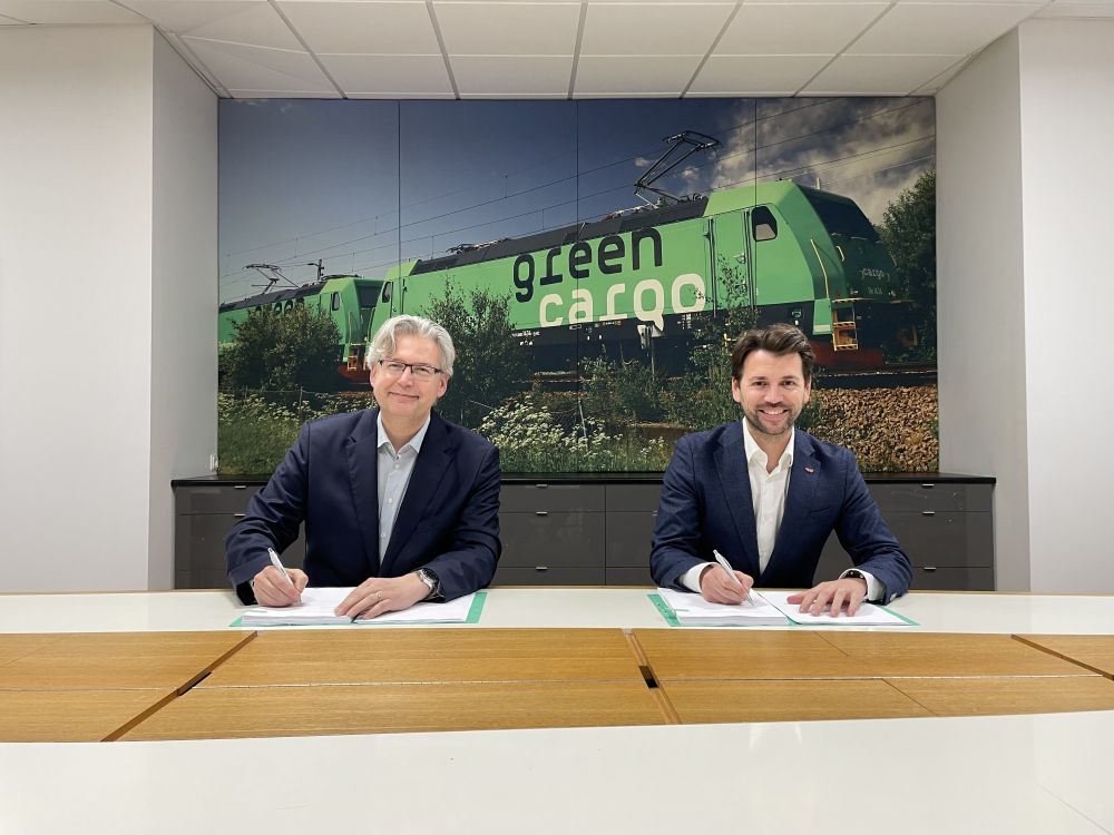 Henrik Dahlin and Gorka Tamayo sign the renewed contract © Green Cargo