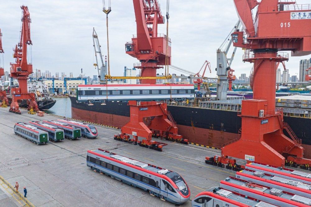 Loading of remaining four trainsets in the Port of Qinqdao&nbsp;© EFE
