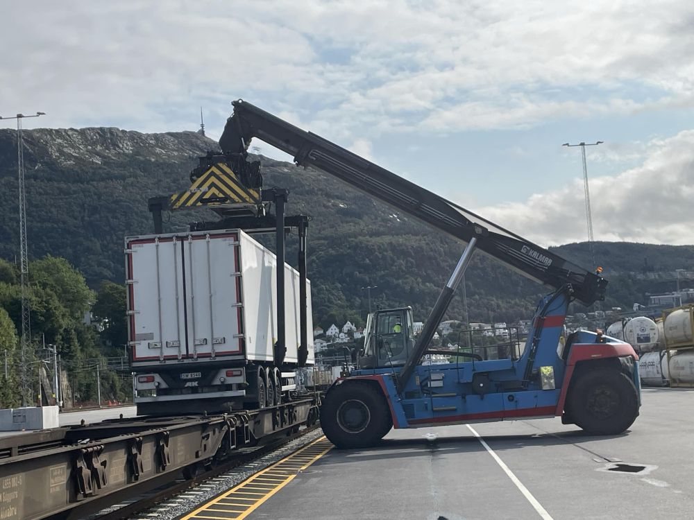 Reachstacker loads semitrailer on train in Bergen Godsterminal © Jernbanedirektoratet
