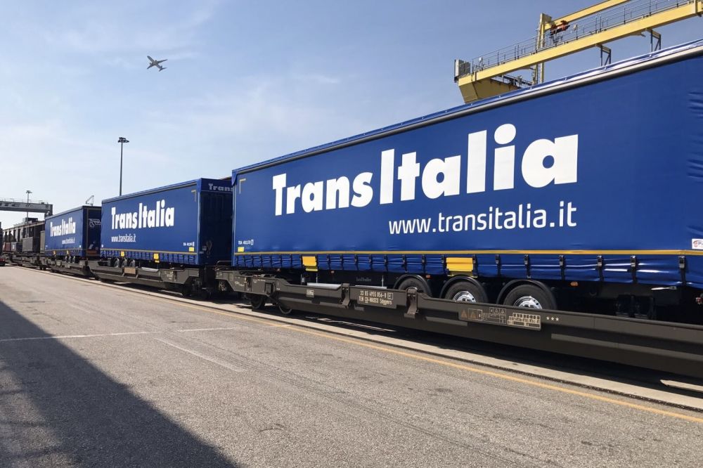 Trans Italia trailer on the train © Trans Italia