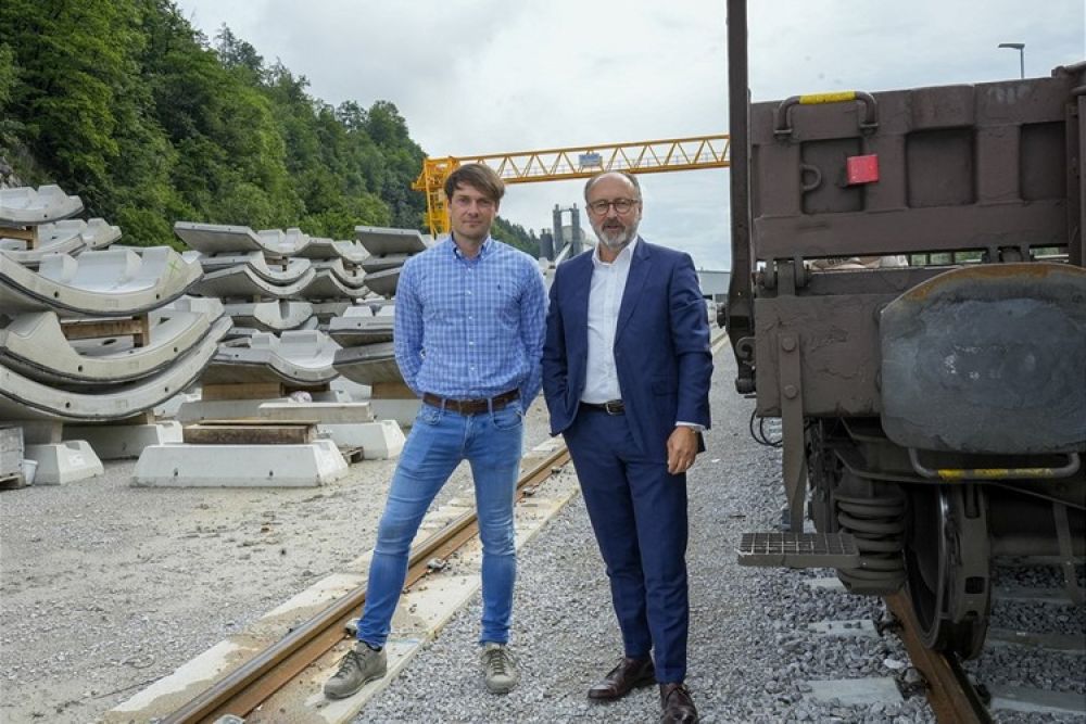 @ÖBB/Mühlanger: Stefan Kizlink, Managing Director Katzenberger, and Gottfried Eymer, Member of the Board ÖBB Rail Cargo Group at the loading point of the segments.