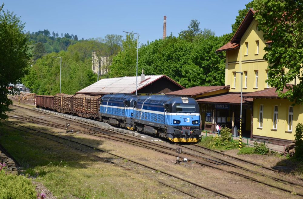 An "overpowered" shipment of 4 wagons with timber © ČD Cargo