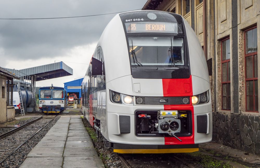 New PESA units will replace the old class 810 units (on the left)&nbsp;© České dráhy