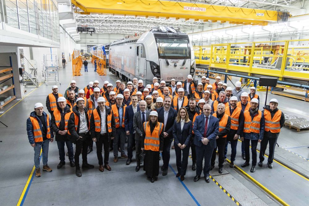 The first Newag Dragon 2 locomotive for Akiem | Latest
