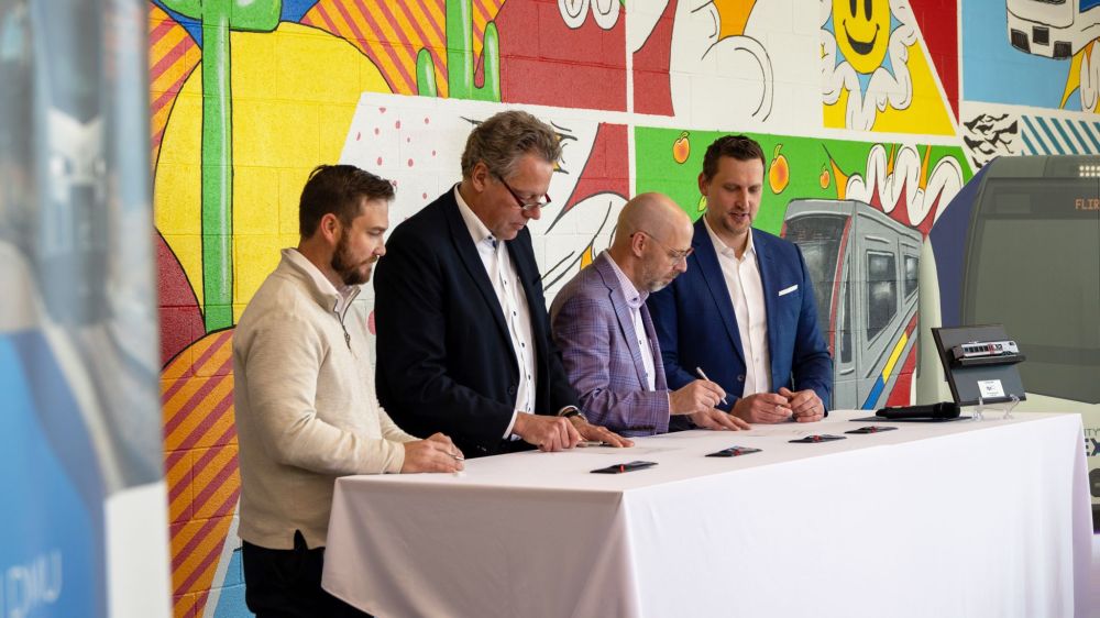 Signing of contract for 4 more Stadler FLIRT DMUs&nbsp;© Stadler US