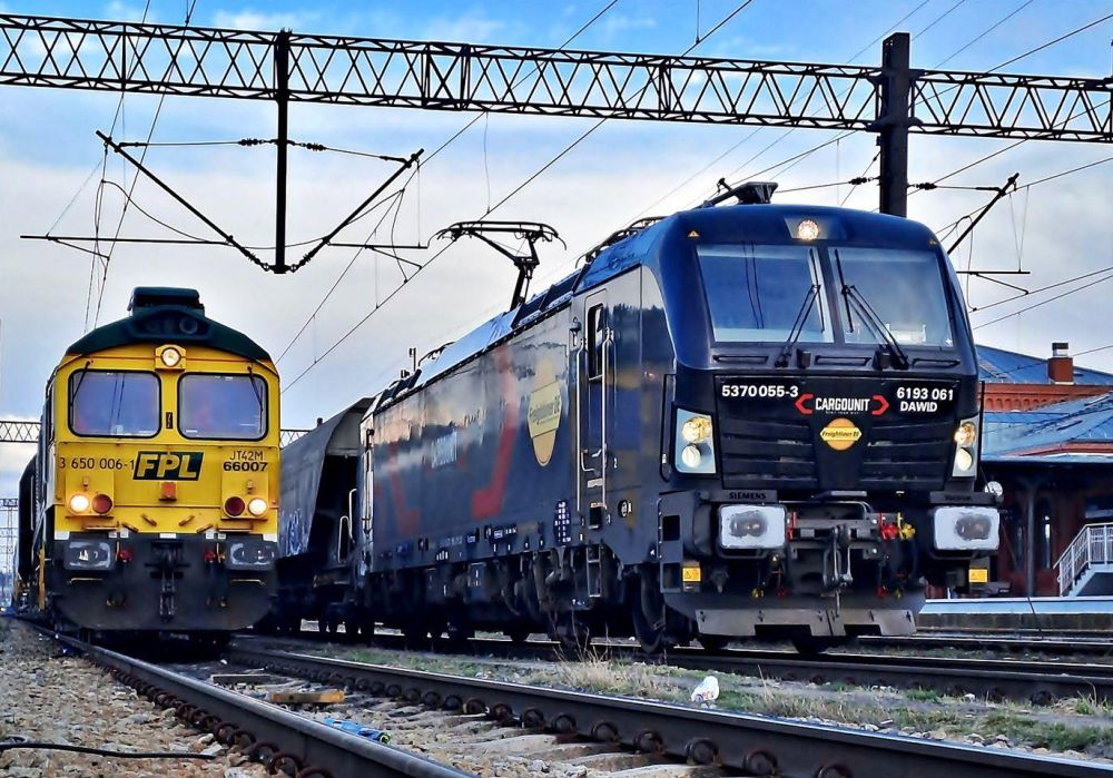 Trains of Freightliner PL awaiting green light to pass to Horka in Germany from Poland&nbsp;© Freightliner PL&nbsp;